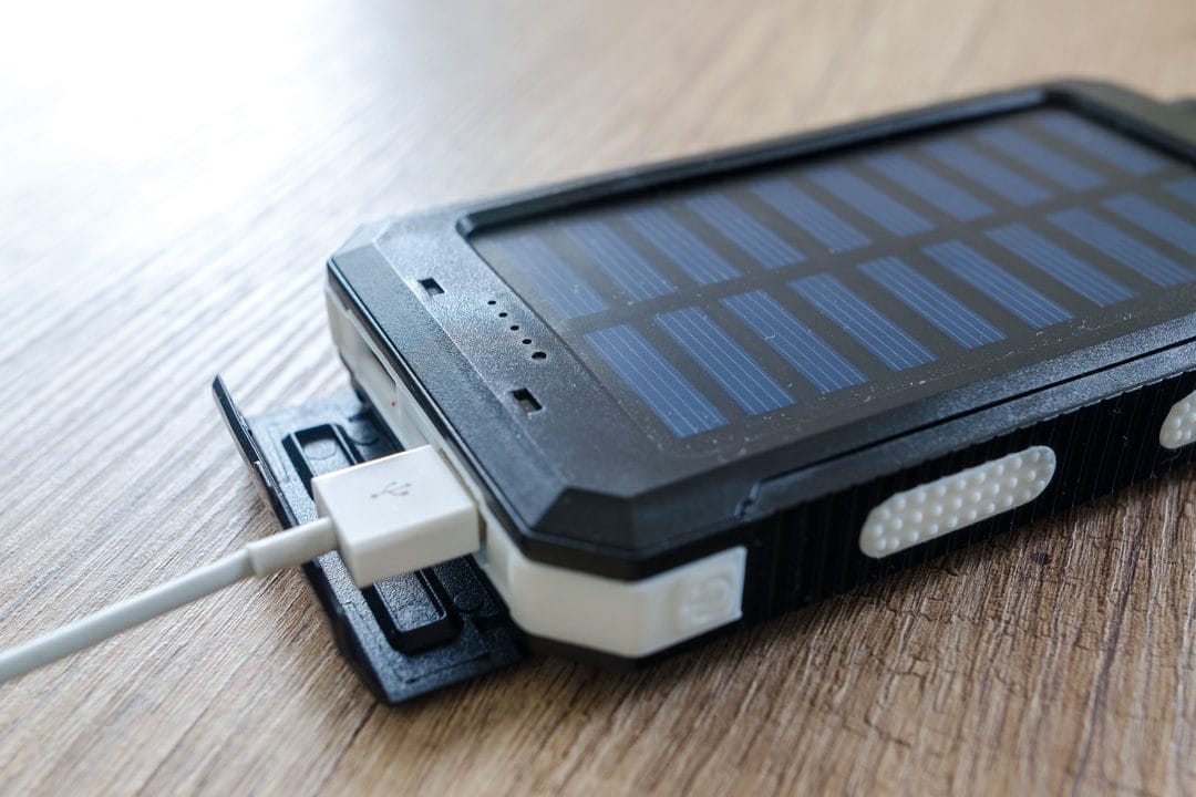 Powerbank i ładowarka solarna na wakacje 2026: co naprawdę działa w plenerze