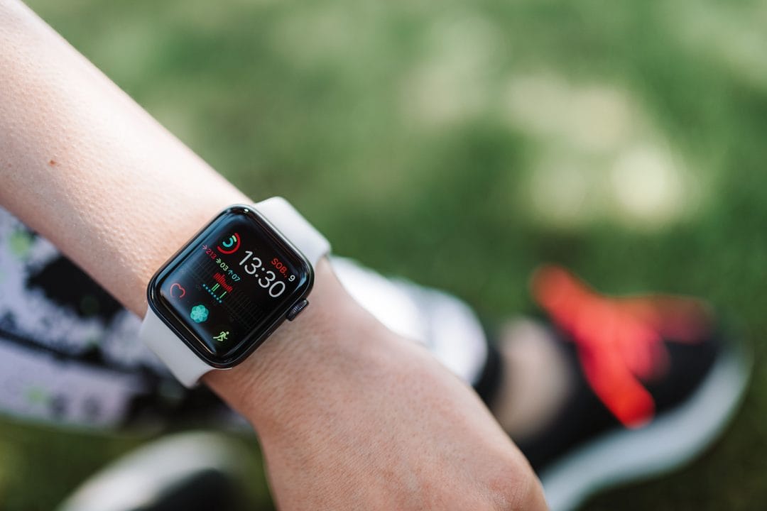 Smartwatch na lato: który zegarek sprawdzi się w wodzie i upale