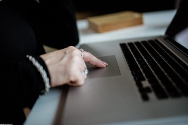 Elektronika w upały: jak chronić sprzęt i które gadżety naprawdę pomagają latem