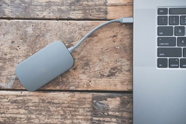 Powerbank do laptopa — moc i złącza