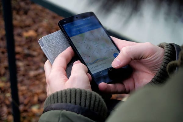 eSIM w podróży — jak działa karta wirtualna