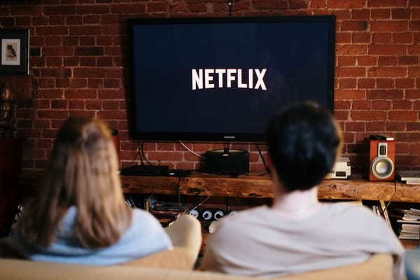 Streaming na telewizor — przystawka czy smart TV