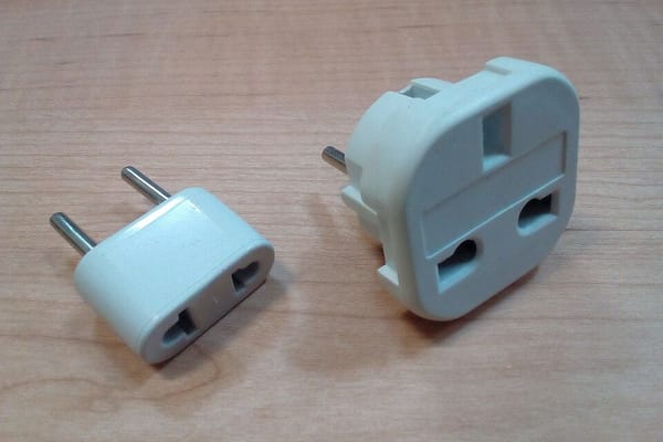 Adapter podróżny na wakacje 2026: kiedy sama przejściówka nie wystarczy