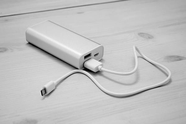 Power bank w samolocie: limity Wh, zasady linii lotniczych i co wolno zabrać na wakacje 2026
