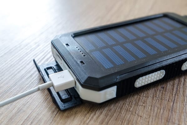Powerbank i ładowarka solarna na wakacje 2026: co naprawdę działa w plenerze
