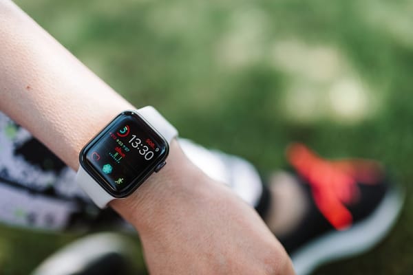 Smartwatch na lato: który zegarek sprawdzi się w wodzie i upale