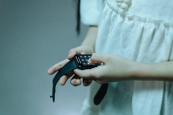 Smartwatch z GPS dla dziecka na start roku szkolnego 2026/2027: kiedy to sensowny zakup, a kiedy zbędny gadżet